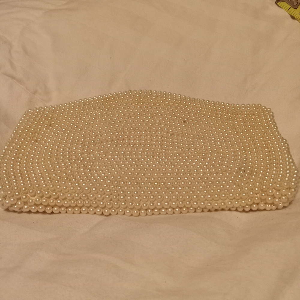 Formal pearl clutch